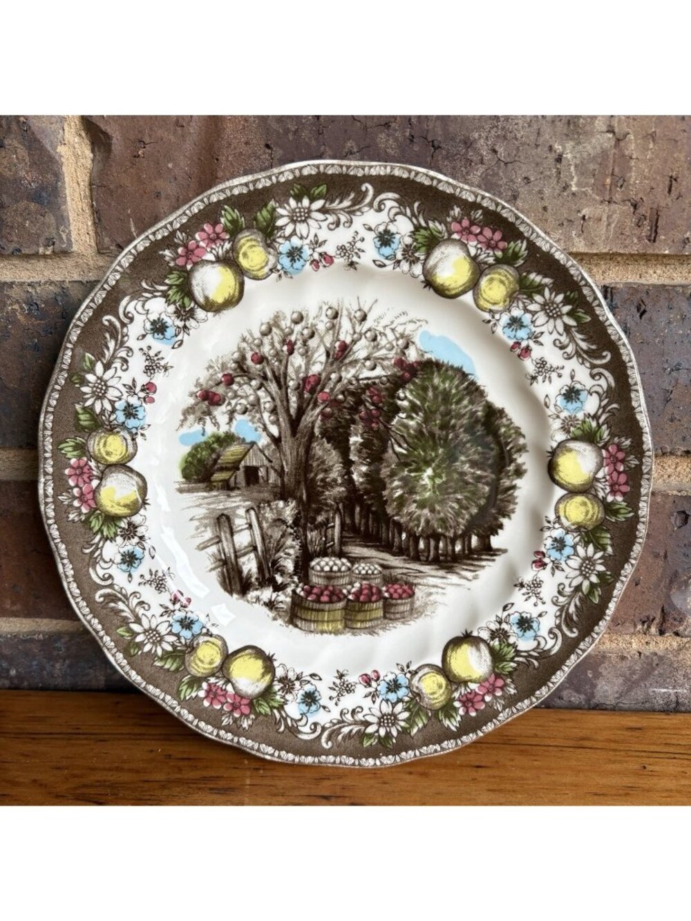 Johnson Bros FRIENDLY VILLAGE 8 3/4" PLATE